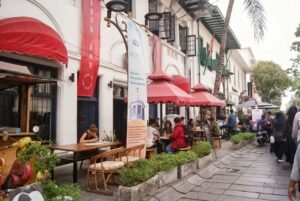 perbandingan biaya operasional cafe di kota besar